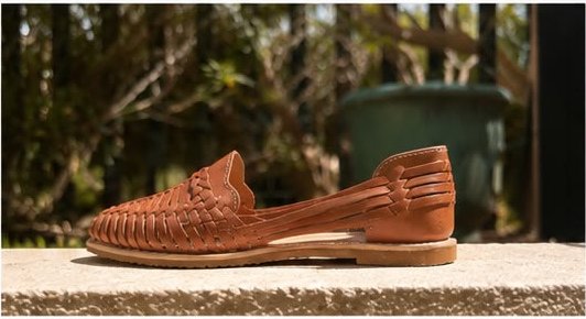 Huarache cognac de perfil sobre una repisa de piedra