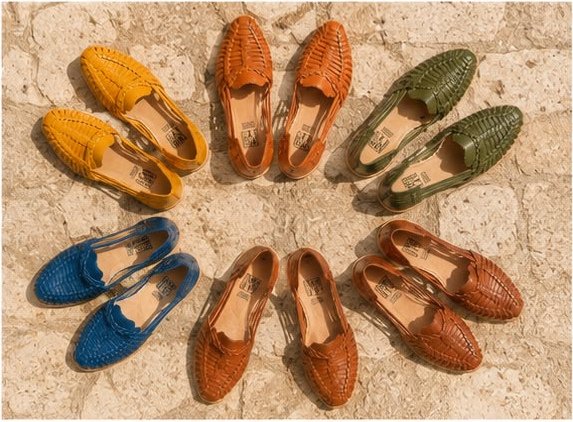 Selección de huaraches en distintos colores dispuesta sobre piedra clara
