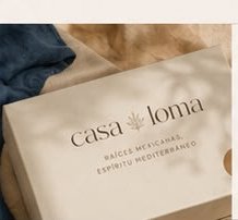 Caja de Casa Loma junto a tejido azul mediterráneo