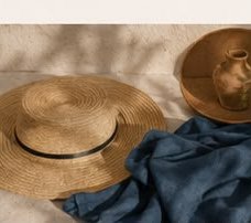 Sombrero de fibra natural y tejido azul sobre lino