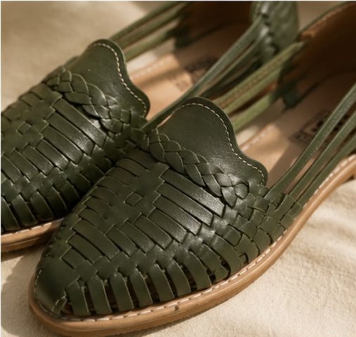 Detalle macro del trenzado de unos huaraches verde oliva